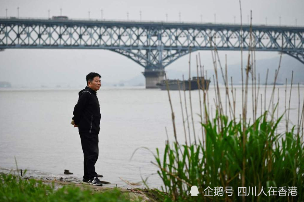 在中国的南京长江大桥,有一位总是骑着电动车的中年大叔,反复在桥 