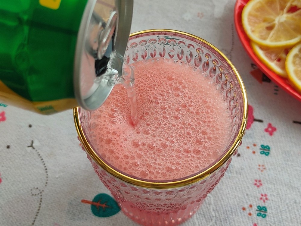 6,但是西瓜汁不能倒满,因为还需要倒入适量的雪碧,所以西瓜汁大概六七