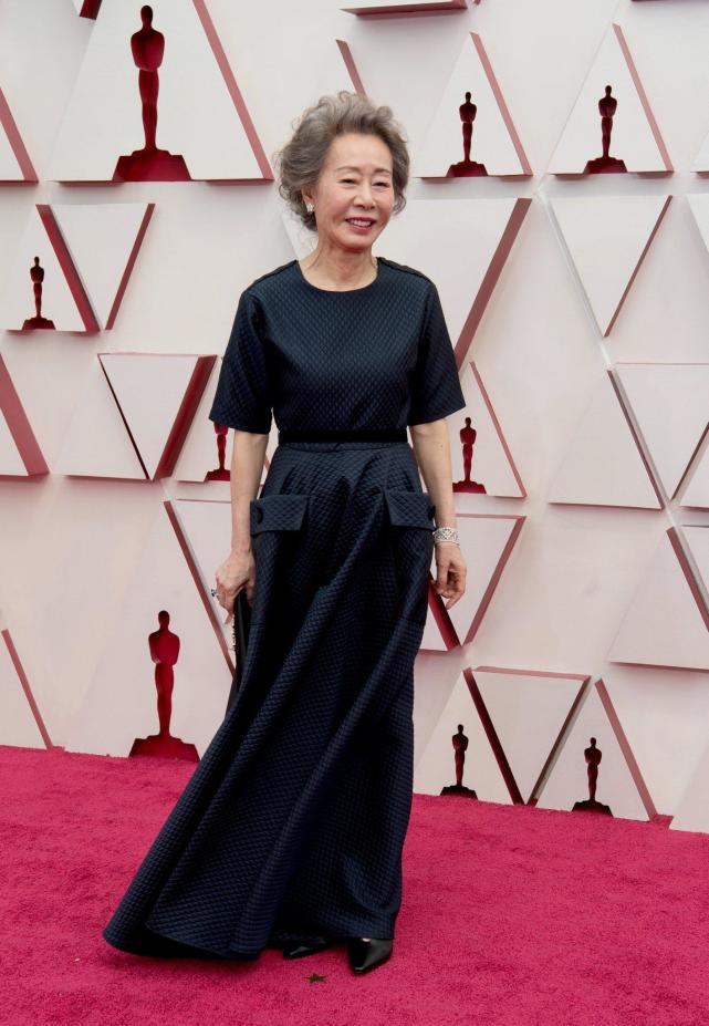 73岁尹汝贞获奥斯卡穿束腰裙和布拉德皮特合影满屏少女心宋慧乔致贺