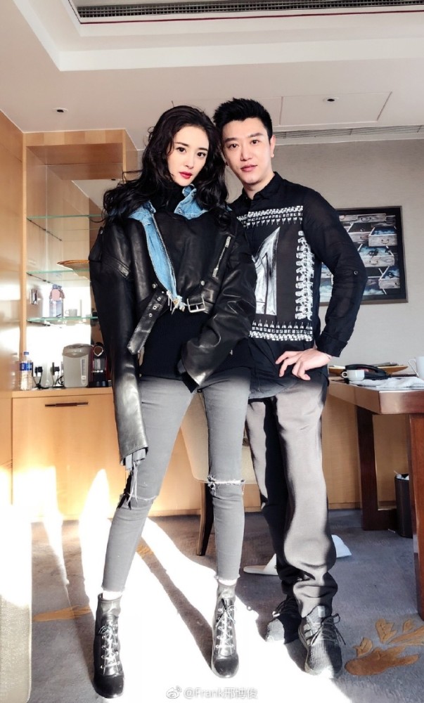 邢博俊在个人的社交平台上晒出和杨幂的"亲密"合照,不仅比前夫刘恺威