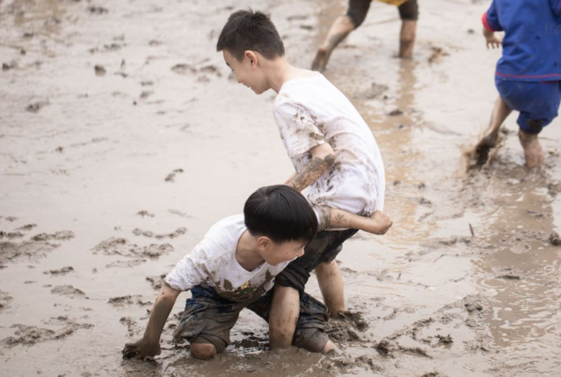 两个小孩满脸是泥图片图片