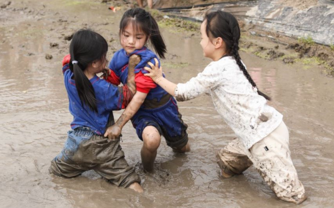 孩子们的泥地摔跤环节是一大看点,有的孩子在田里畏畏缩缩生怕脏了,有