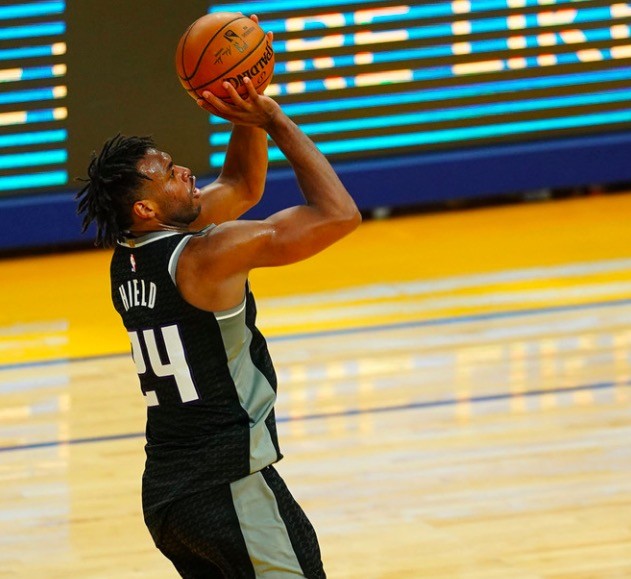 库里[var1] 85记三分，NBA历史第一！库里末节4中0险成罪人，勇士冲前八