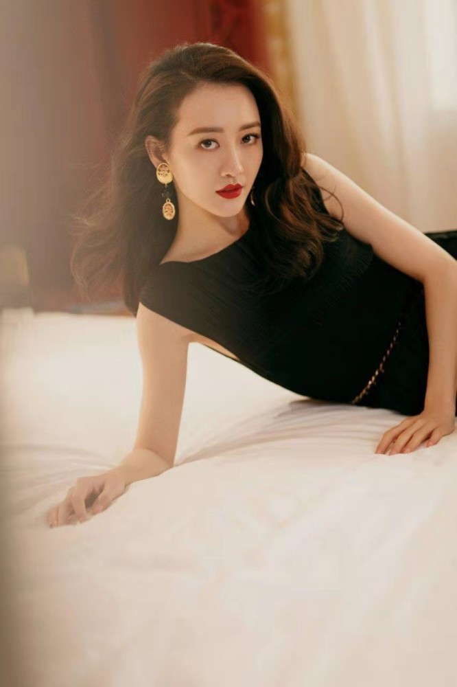 王鸥穿黑色长裙妩媚动人 170cm尤物身材骨感美