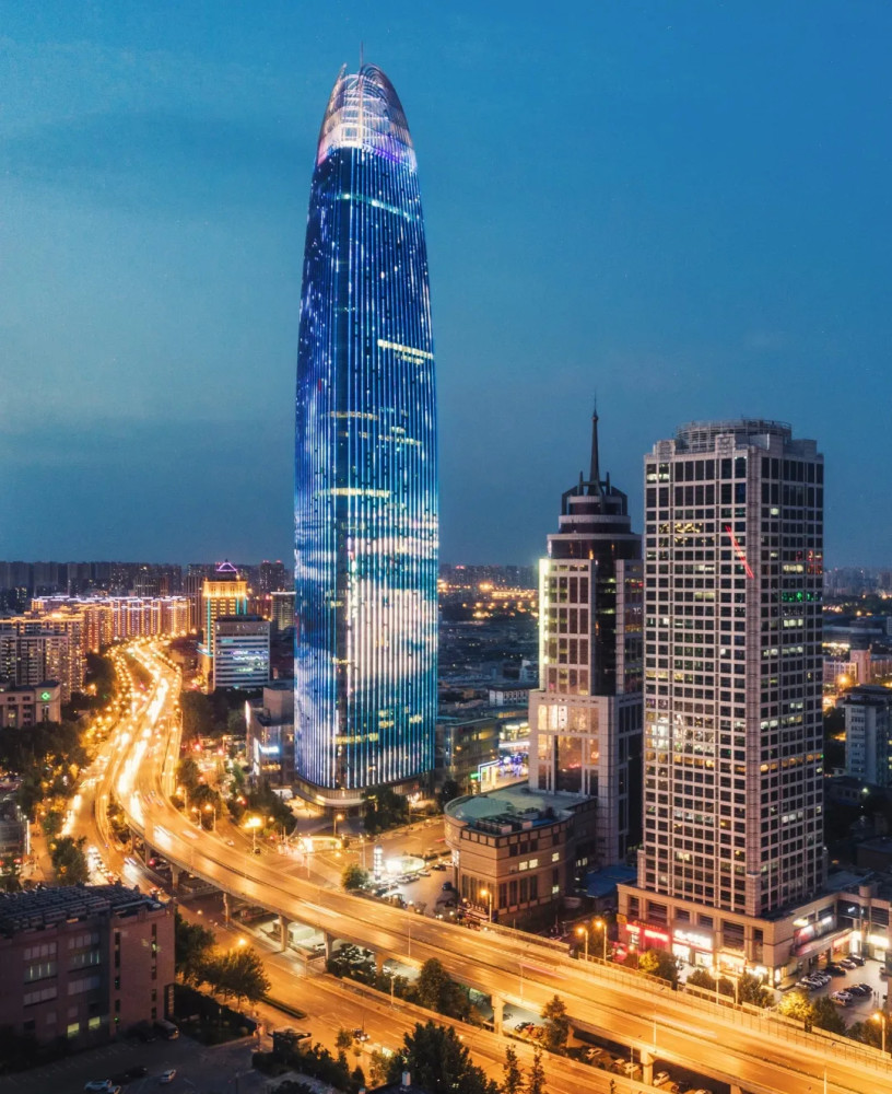 济南绿地中心 摄影/王啸近日,热门综艺节目《奔跑吧!