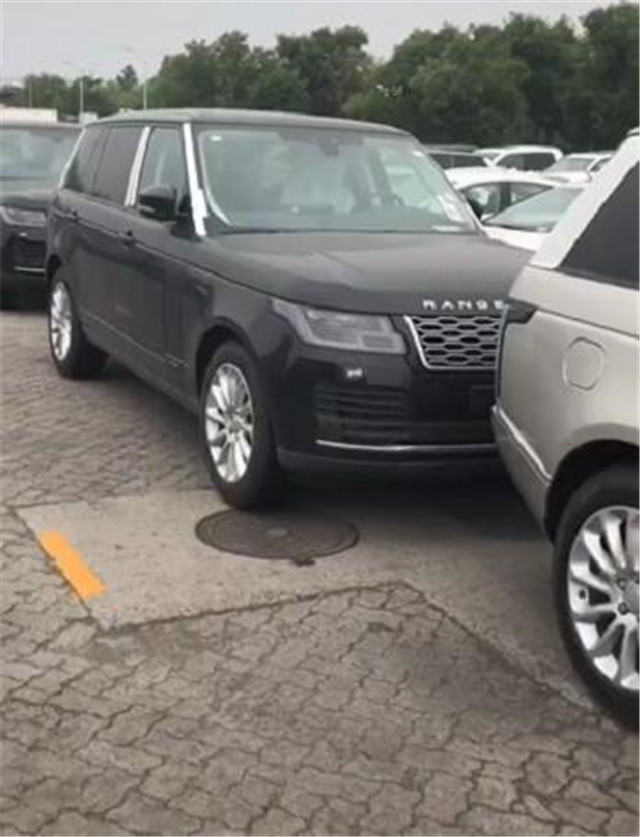 一批库存车路虎揽胜处理车龄3年整车布满灰也无人问津