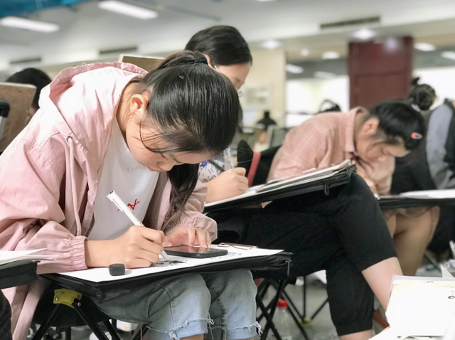 当"菜鸟"美术生画明星,赵丽颖眼睛像铜铃,肖战与画