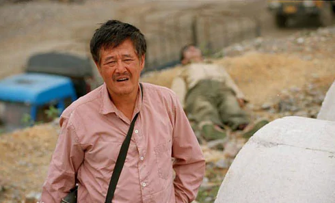 2007年,赵本山携手宋丹丹,洪启文等人联合出演了喜剧电影《落叶归根》