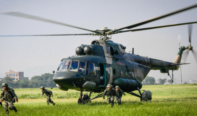 直升机领域却是短板,所以中国 从美国进口了一批黑鹰后,又从俄罗斯