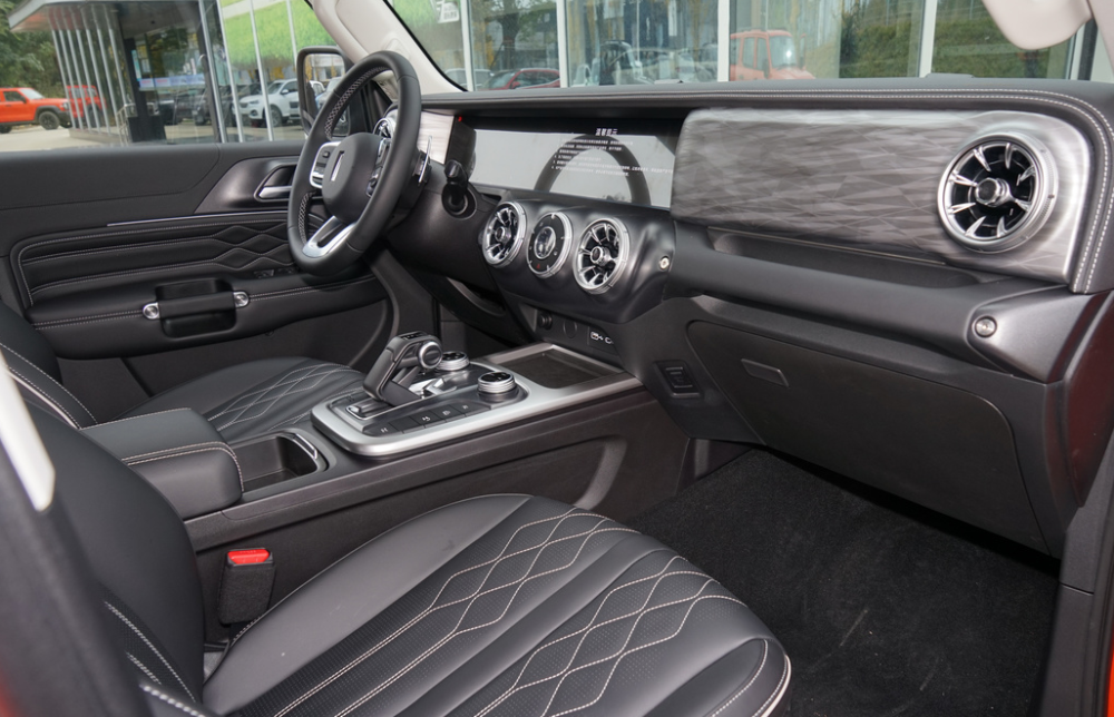 长城炮皮卡内饰长城全尺寸皮卡内饰内饰方面,新车采用了棕白撞色设计