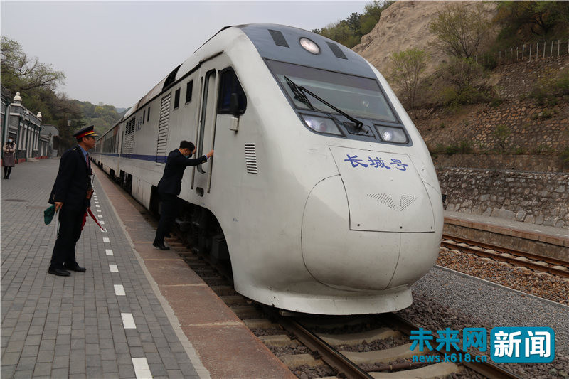 長城號動車在青龍橋站調整方向.