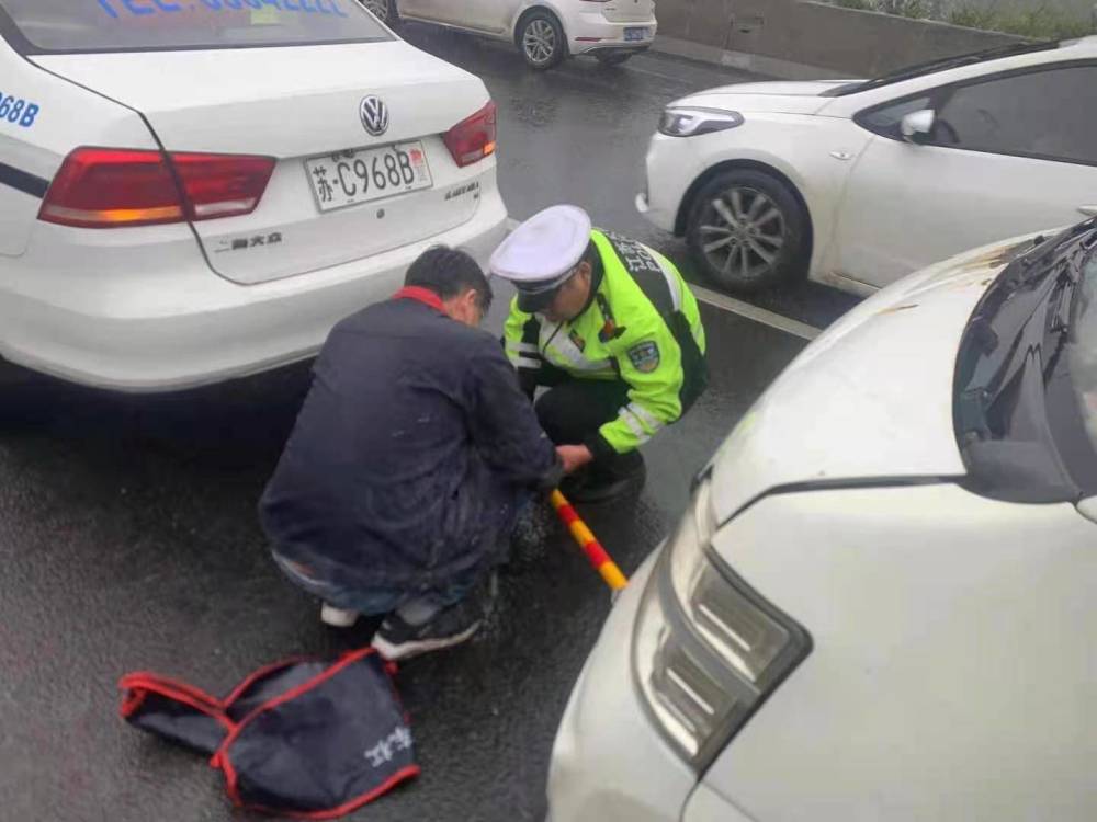 开车遭遇 车囧 民警出手相助 腾讯新闻