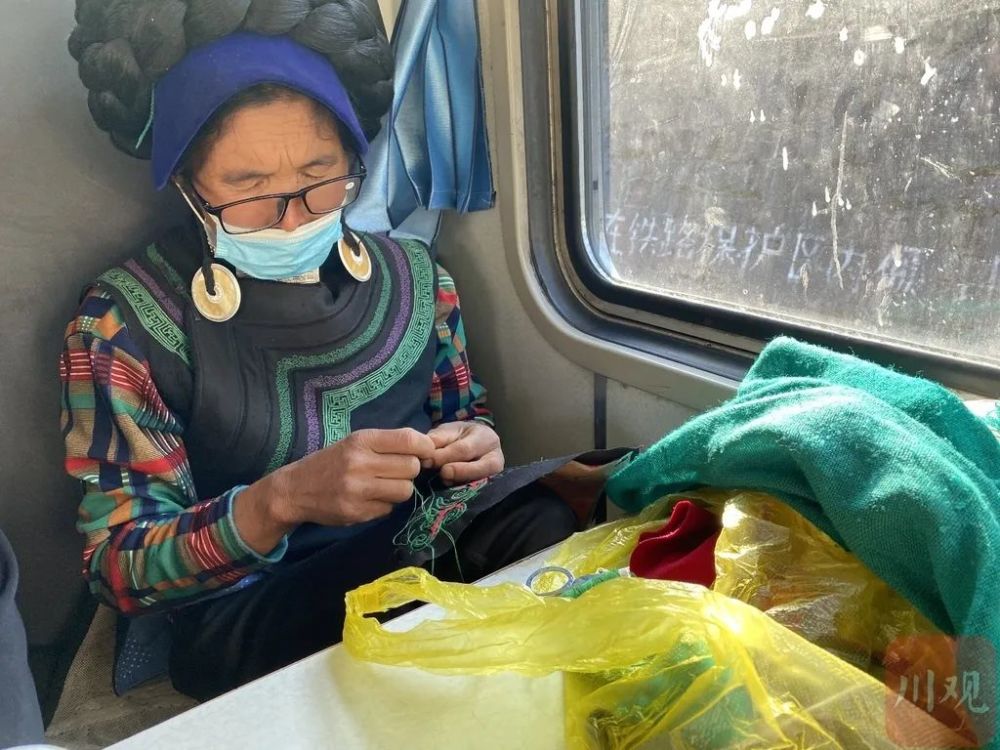 烟火人间"小慢车",温暖大山彝人心