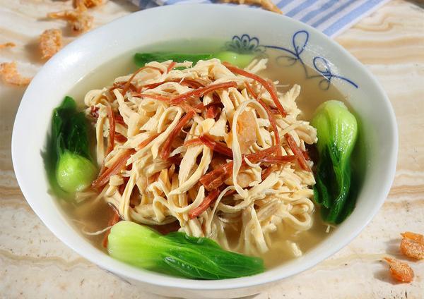 材料:豆腐干适量,熟鸡丝适量,熟金华火腿丝适量,豌豆尖适量,清鸡汤