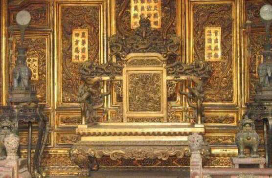 皇帝宝座髹金雕龙木椅到底是用啥材料做的