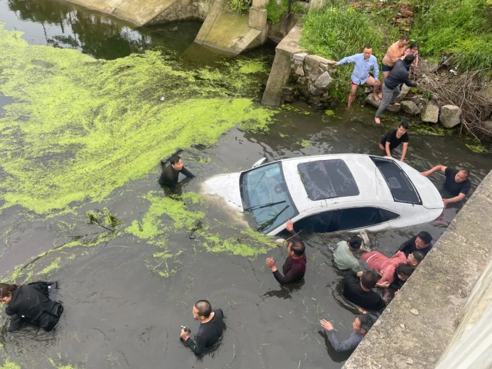 轿车失控掉水生死瞬间近20名路人纷纷跳水救人