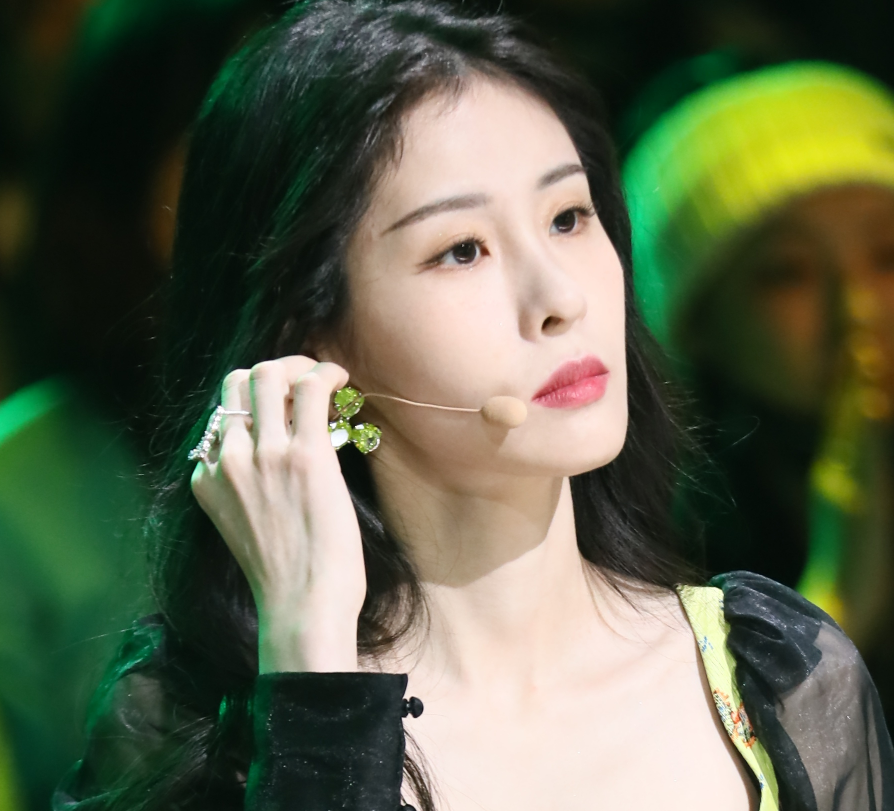 张碧晨录综艺被曝生图,关掉美颜后状态很真实,这腰围我没看错吧