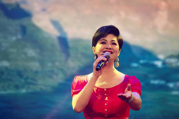 中国铁路文工团女高音歌唱家,国家一级演员高文致演唱《唱支山歌给党