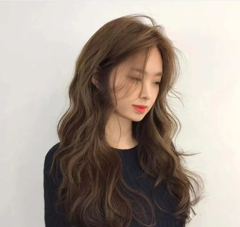 半永久性卷发和传统的卷发不同,不需要使用烫发水,只需要一些特殊的