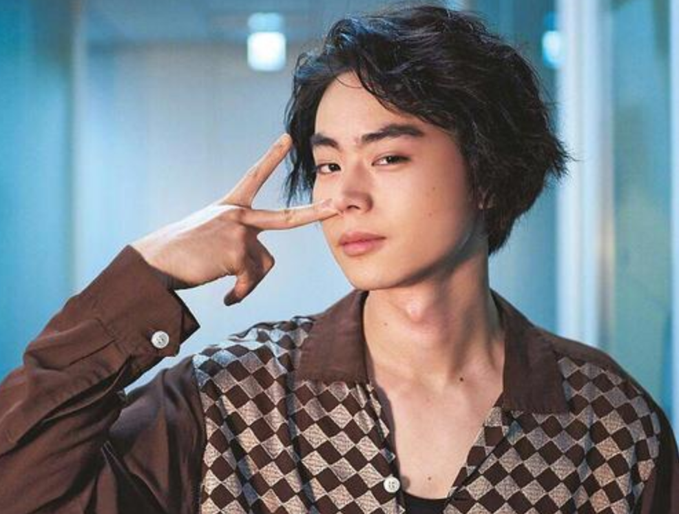 粉丝看到子枫妹妹的卷发,想起了她的偶像菅田将晖,张子枫追星多年了