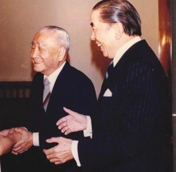 曹光彪把遗产都捐给清华,他的老乡包玉刚,当年建了整座宁波大学