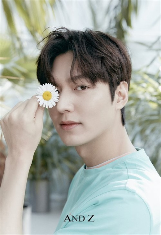 演员李敏镐公开最新夏季画报展现令人心动的清凉微笑