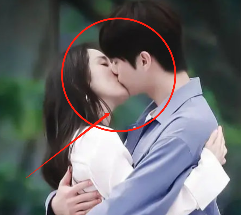 同与女星拍吻戏,许凯亲完杨幂立马用纸巾擦嘴,对李一桐却尽显温柔