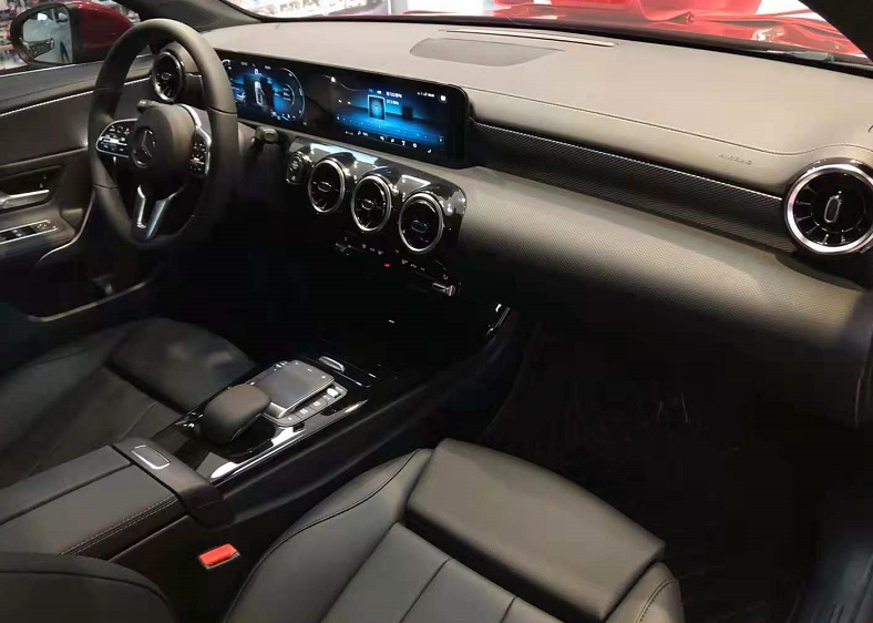 实拍奔驰a180l,优惠7万,豪华感升级,销量"井喷"_腾讯新闻