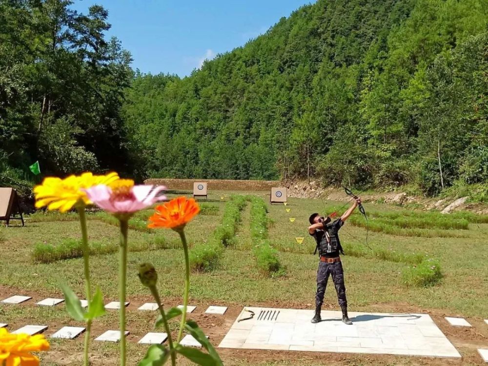 巴山大峡谷狩猎场,位于桑树坪露营基地前往罗盘顶方向.