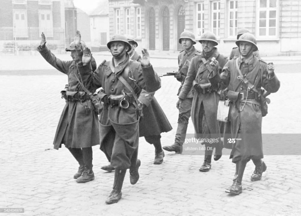 法国人的精锐伞兵步枪,还没来得及上阵杀敌,就被丢在地上染了灰尘