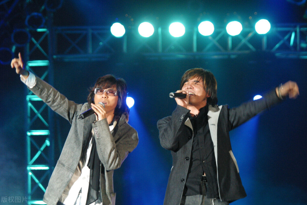 5,水木年华组合唱的好听的歌曲有很多,除了一生有你,还有启程在他乡