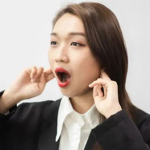就是打开口腔,只有把口腔打开了,我们才会给声音一个共鸣的空间,这样