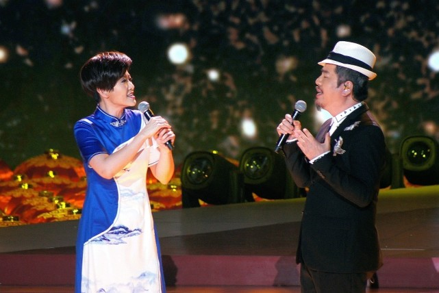 黄国伦的现任妻子挺有才的长相精致衣品也不错两人站一起真配