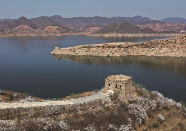 我們乘船在遷西潘家口水庫庫區喜峰口長城入水處遠眺,只見雄偉的長城