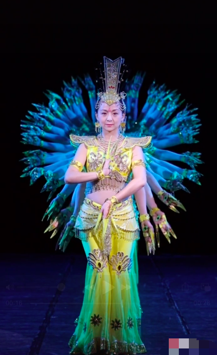 44岁邰丽华近况曝光穿汉服被赞气质绝佳获众人争相合影人气高