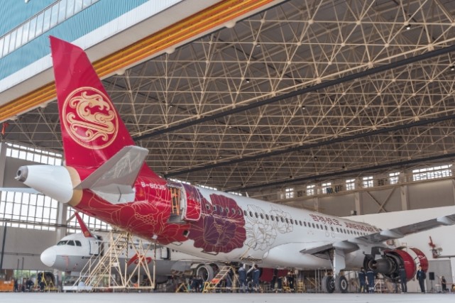 首架百年吉祥系列彩绘飞机在蓉亮相吉祥航空表示将加大在四川的发展
