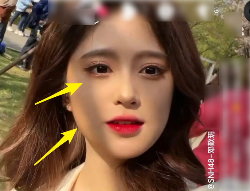 在网友们扒出的照片中可以看到,邓歆玥虽然长相和鞠婧祎相差甚远,但是