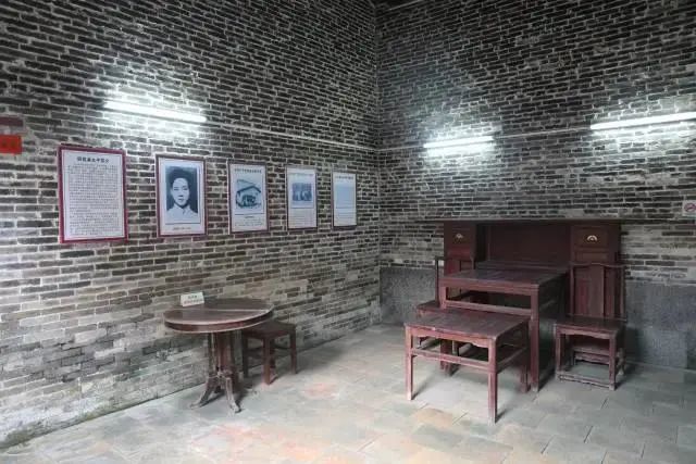 周其鉴故居内部 嵌地式舂米石臼,圆形的瓦罐水缸,青砖砌成的灶台,古