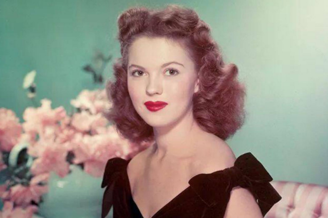 秀兰邓波儿本是落入人间的天使却不幸成为恋童者的猎物