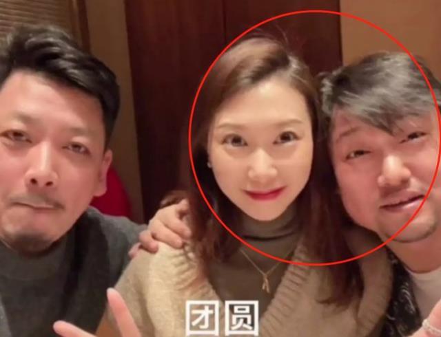 国家一级演员贾冰为喜剧辞去工作妻子太美被误认为是两代人