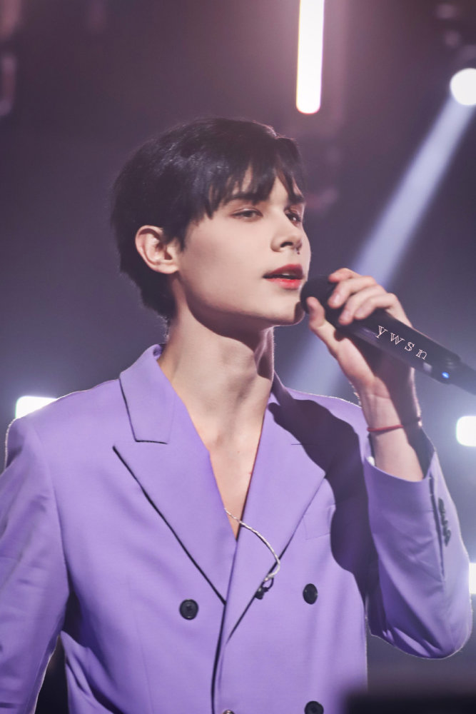 利路修机场被堵居然旁若无人地拿出手机自拍不愧是战斗民族好心态