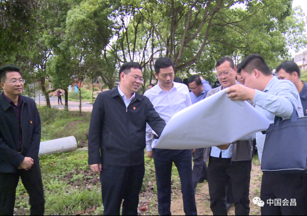 会前,余学明,黄法还深入白鹅乡洋口村,实地踏勘了解涉及项目征拆范围