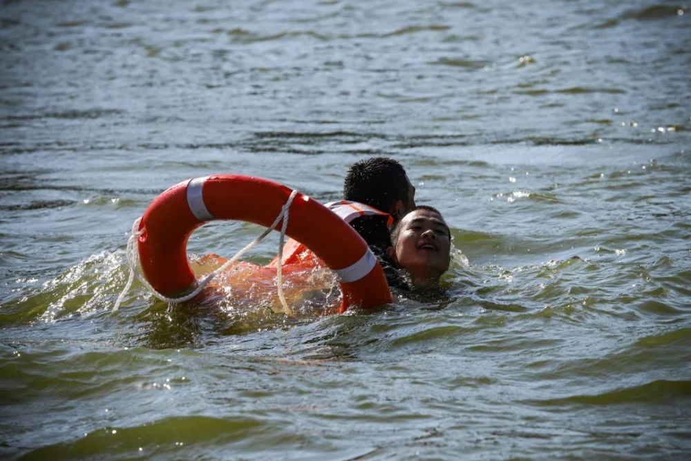 滇池湖上他们这样练就水上救援硬功夫