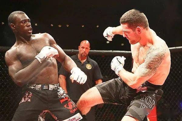 当魏德曼被担架抬走,对手乌利亚·霍尔在采访中说道:"除了尊重魏德曼