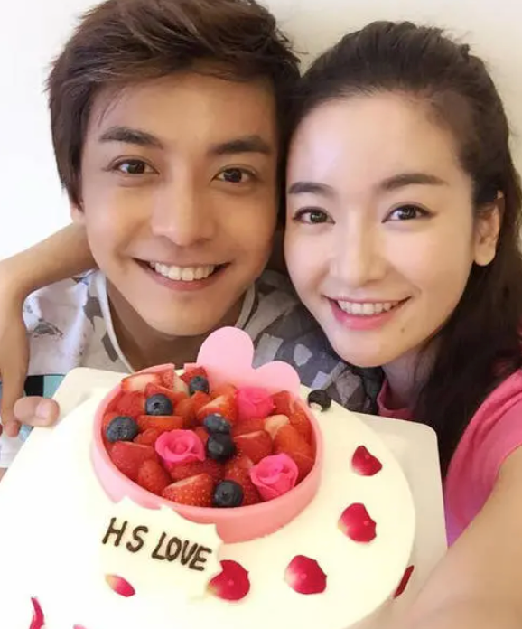 李佳航夫妇同框李晟雪白皮肤配红唇好艳丽3岁儿子却肤色黝黑