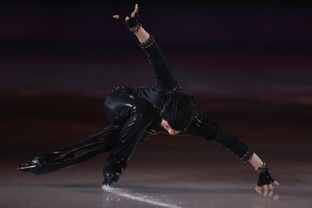 华服下羽生结弦的腿让人惊心却依然献上最精彩的演出