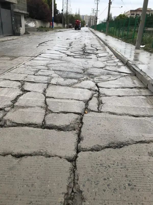 全宇宙大概也找不到比闵行这儿更烂的路了……_腾讯新闻