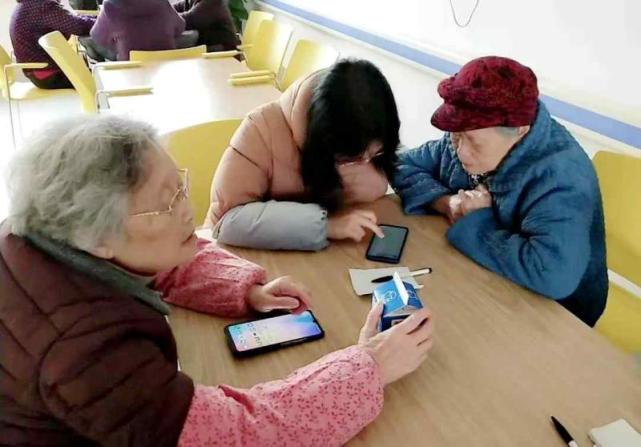 90岁老人迷上抖音,76岁老人说"拆快递最开心"…智能手机让他们变年轻