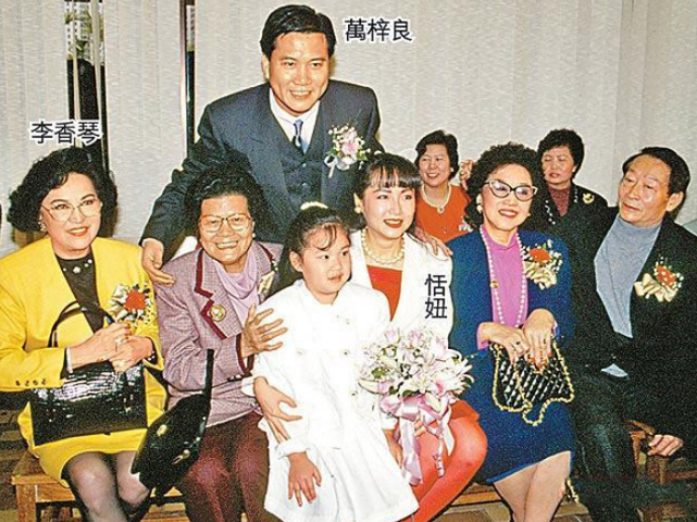 他因与赵雅芝合作成名,被邓萃雯逼着下跪,英雄迟暮却让人感动