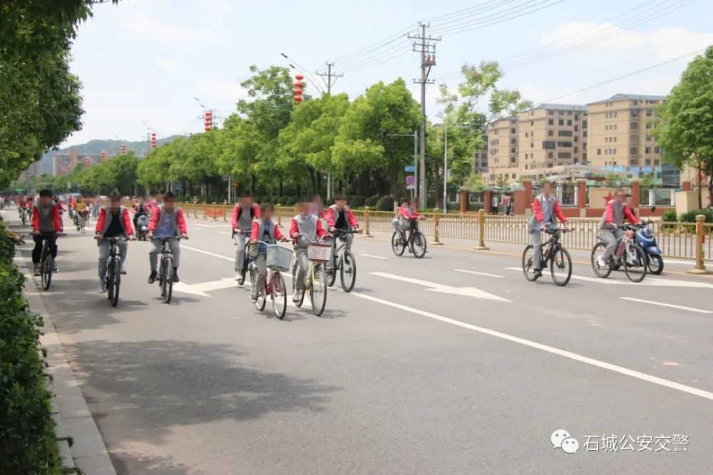 多人并排行进时_七辆运输车遇查并排行进堵警车